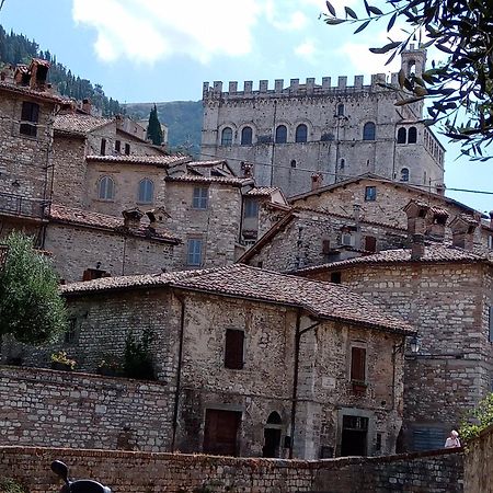 Апартаменты La Dimora Di Pietra Губбио Экстерьер фото
