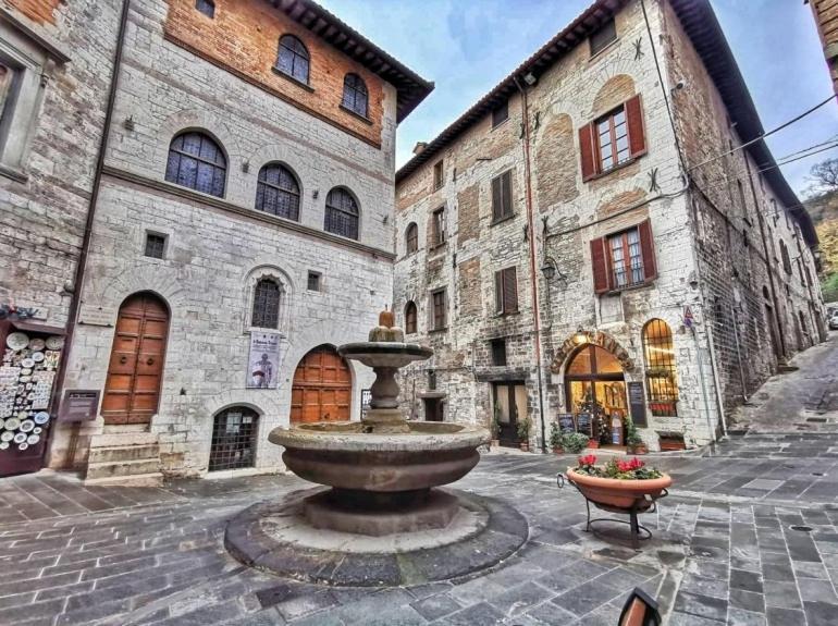 Апартаменты La Dimora Di Pietra Губбио Экстерьер фото